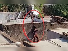 VIDEO: सनकी आशिक की क्रूरता! नाबालिग को कुल्हाड़ी से मारा, गर्दन में रस्सी बांधकर छत से लटकाया