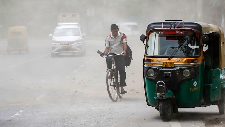 दिल्ली-एनसीआर में आया तूफान, 92 KMPH की रफ्तार से चलीं हवाएं... IMD ने दिया बारिश अलर्ट