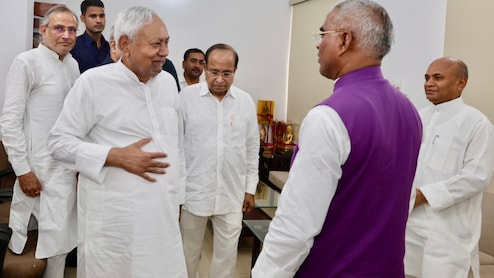जेडीयू में RCP सिंह की एंट्री का रास्ता साफ! नीतीश कुमार से मुलाकात के बाद अटकलें, पार्टी में ही विरोध शुरू