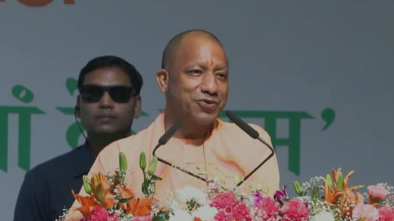 'हम नल जल योजना को आगे बढ़ा रहे, कोई टोटी चोरी कर ले रहा', मंद मुस्कान के साथ UP CM योगी का तंज