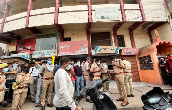 प्रयागराज में सनसनीखेज वारदात: घर में मिली माता-पिता और बेटी की लाश, बेटा लापता होने से हत्या का शक