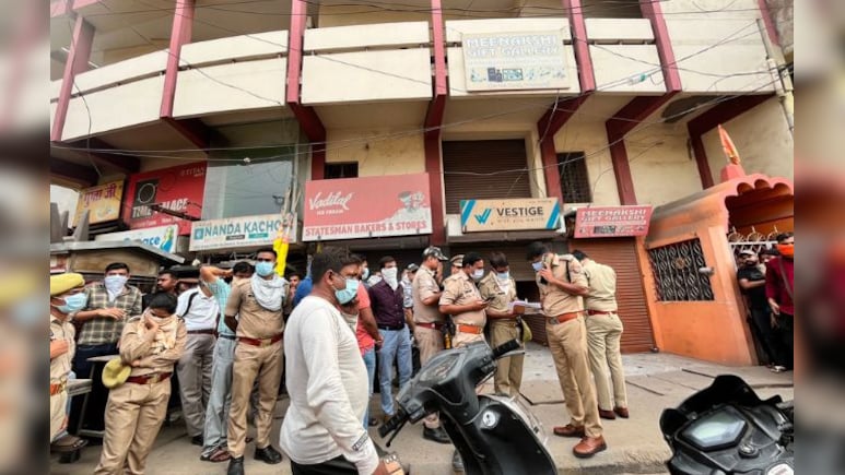 प्रयागराज में सनसनीखेज वारदात: घर में मिली माता-पिता और बेटी की लाश, बेटा लापता होने से हत्या का शक