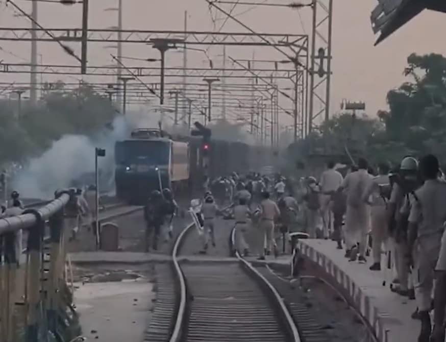 पटना में छात्रों का जबरदस्त हंगामा, ट्रेन लेट होने के कारण स्टेशन पर की तोड़फोड़, कई पुलिसकर्मी घायल