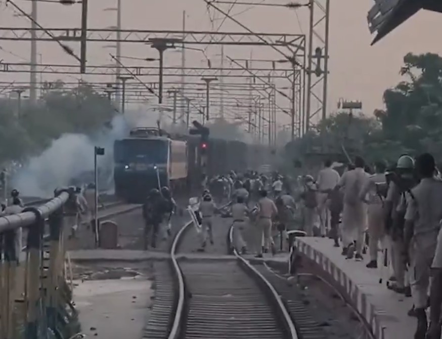 पटना में छात्रों का जबरदस्त हंगामा, ट्रेन लेट होने के कारण स्टेशन पर की तोड़फोड़, कई पुलिसकर्मी घायल