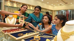 Gold-Silver Price: सोना ₹5,000 और चांदी ₹15,000 से ज्यादा सस्ती! क्या खरीदारी का यही है सही मौका? जानें भाव