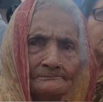 मुजफ्फरपुर प्रसाद हॉस्पिटल के ICU में लगी आग के बारे बताती वहां भर्ती 95 साल की दादी राधा देवी.