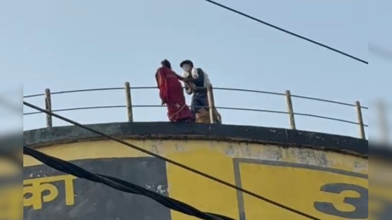 शर्मनाक! इंसाफ के लिए पानी की टंकी पर चढ़ी गैंगरेप पीड़िता, यूपी पुलिस पर लगाए गंभीर आरोप