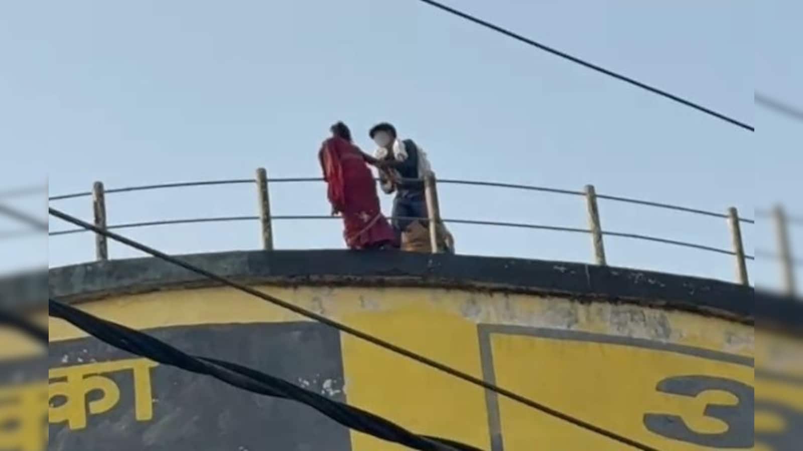 इंसाफ की गुहार लगाते हुए पानी की टंकी पर चढ़ी गैंगरेप पीड़िता, पुलिस पर लगाए गंभीर आरोप… इंसाफ की गुहार लगाते हुए पानी की टंकी पर चढ़ी गैंगरेप पीड़िता, पुलिस पर लगाए गंभीर आरोप…