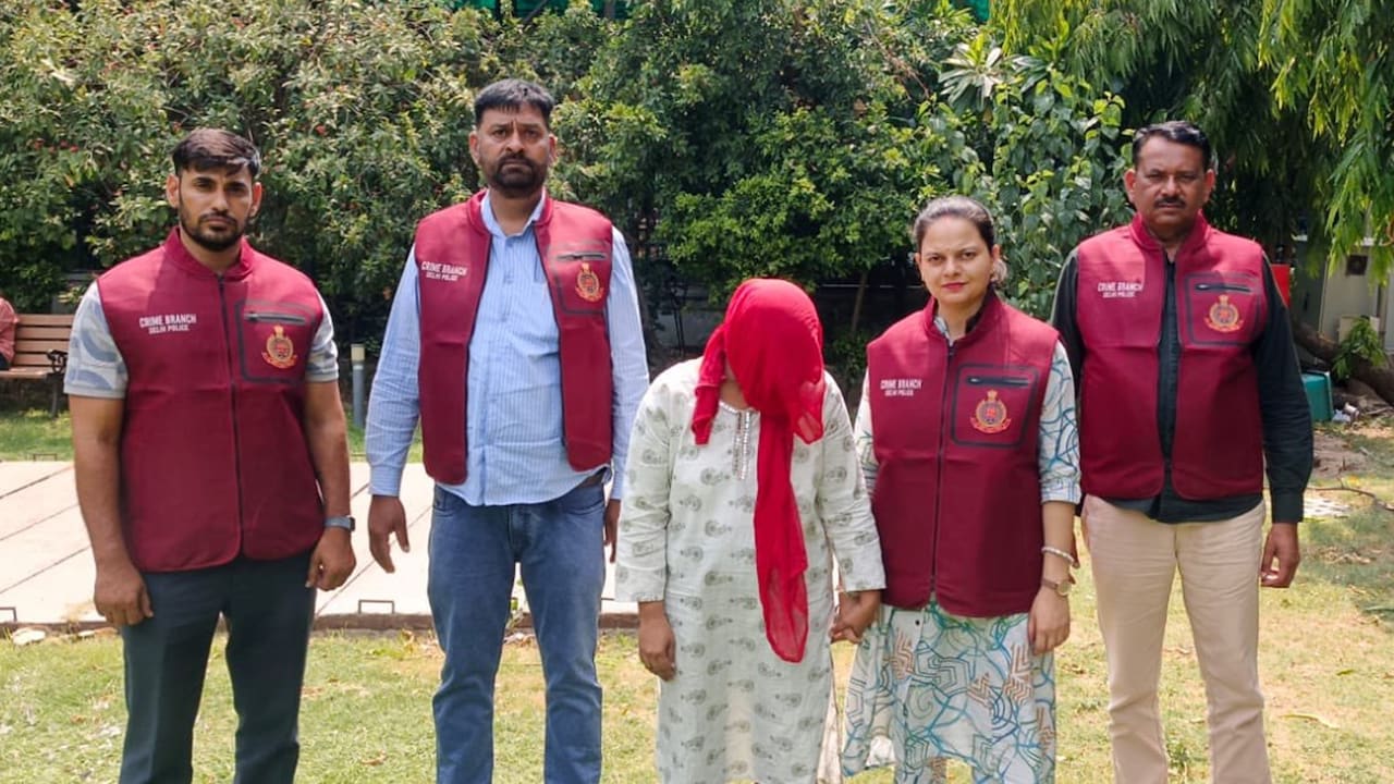 दिल्ली में पुलिसकर्मियों को ब्लैकमेल करती थी राजू मीणा की गै