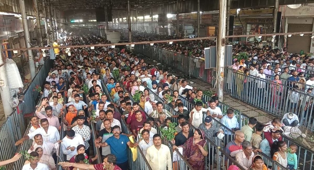 खाटूश्यामजी धाम में दर्शन के लिए कतार में लगे भक्त. 