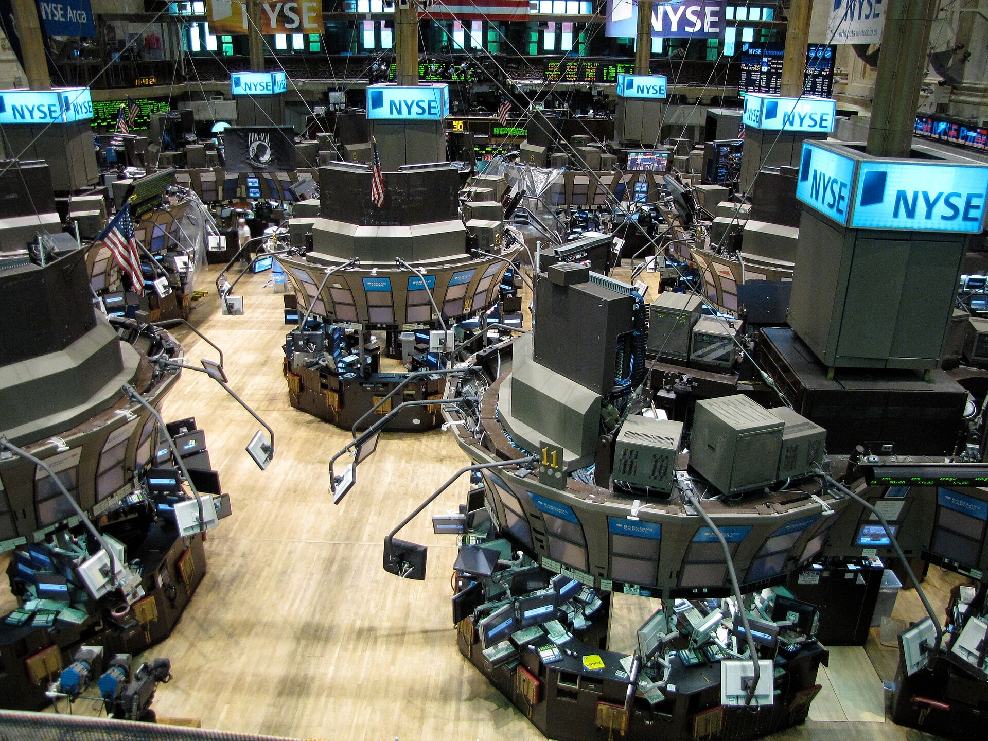 S&P 500, Dow Rise As Investors Cheer Iran Talks Progress; Tech-Heavy Nasdaq In Red