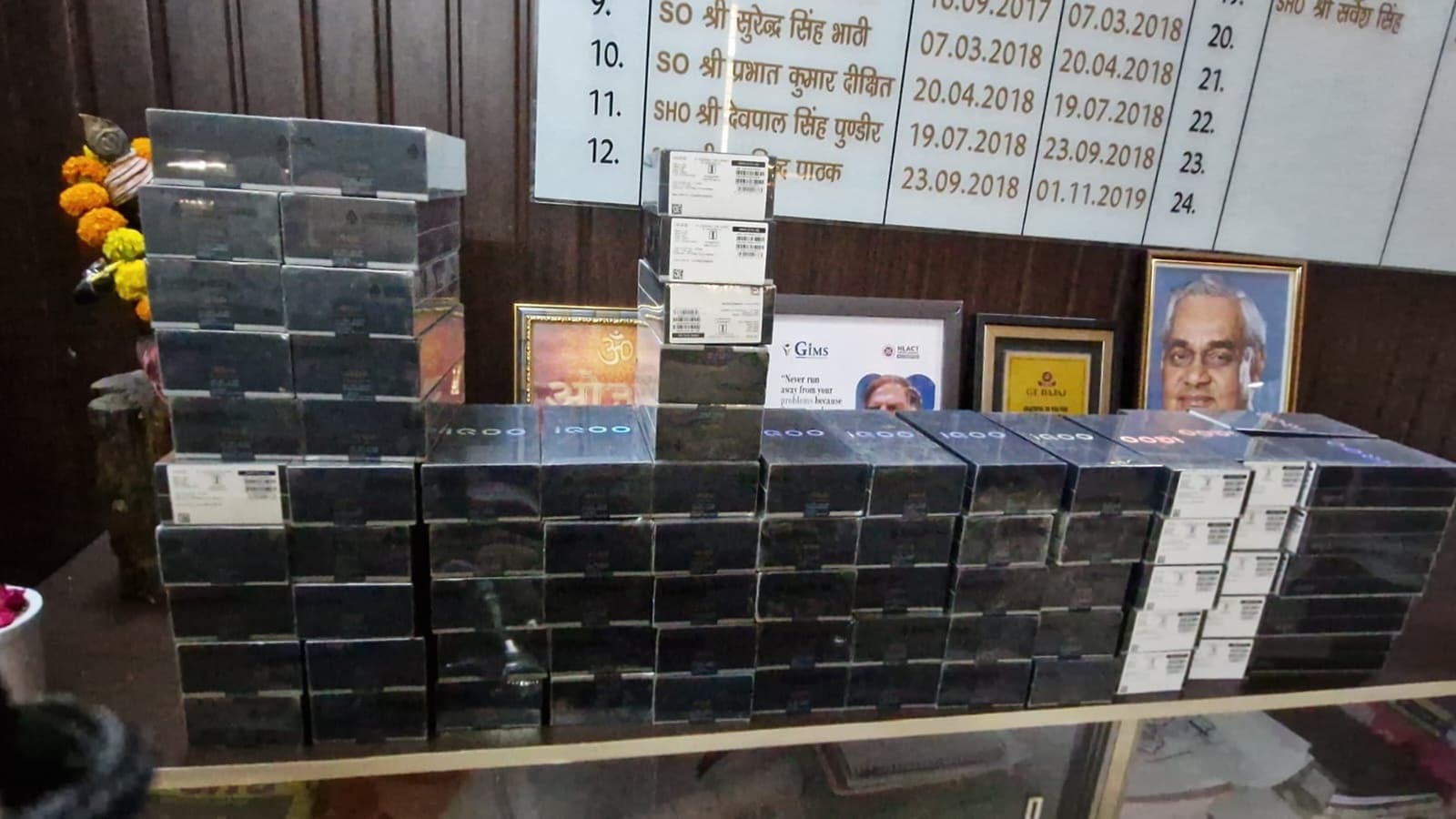 greater noida police arrests two mobile thieves syndicate busted iqoo smartphones recovered