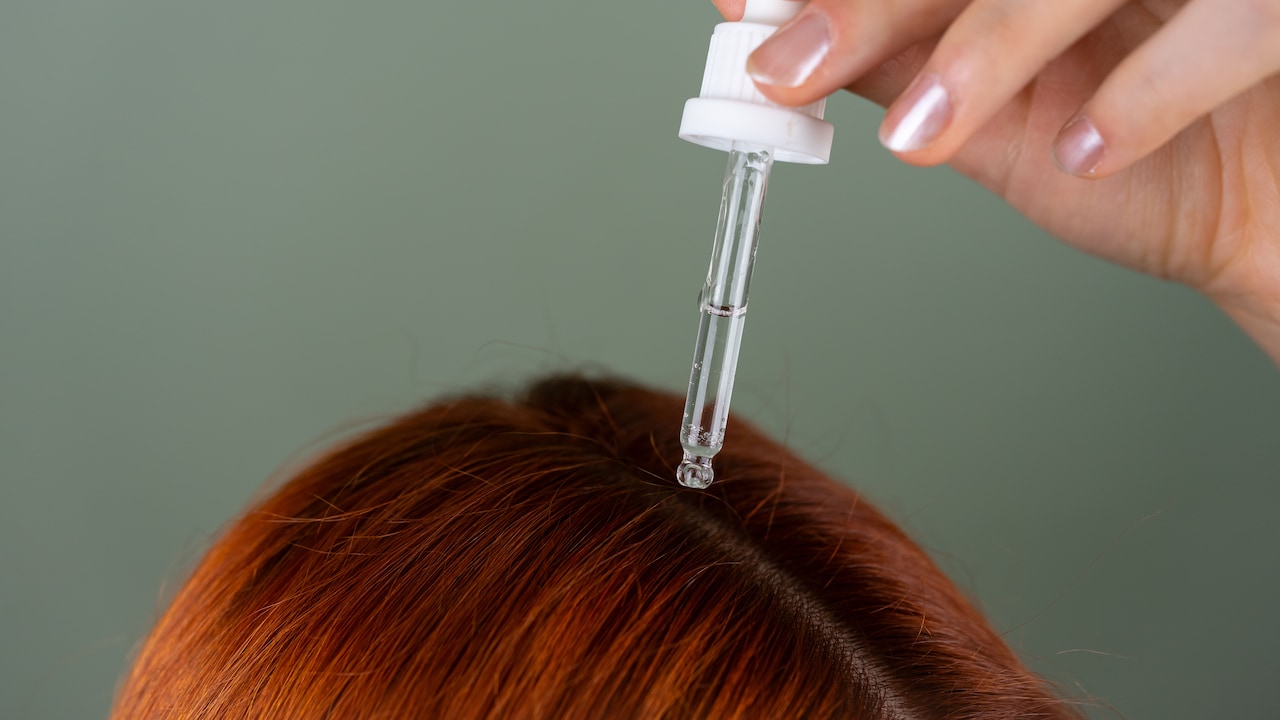 7 Hair Serums For Frizz That Do Not Make Hair Look Greasy