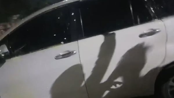 बंगाल में TMC विधायक मदन मित्रा की गाड़ी पर हमले का VIDEO, लोगों ने लगाए 'चोर-चोर' के नारे