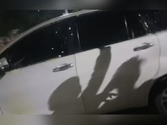 बंगाल में TMC विधायक मदन मित्रा की गाड़ी पर हमले का VIDEO, लोगों ने लगाए 'चोर-चोर' के नारे