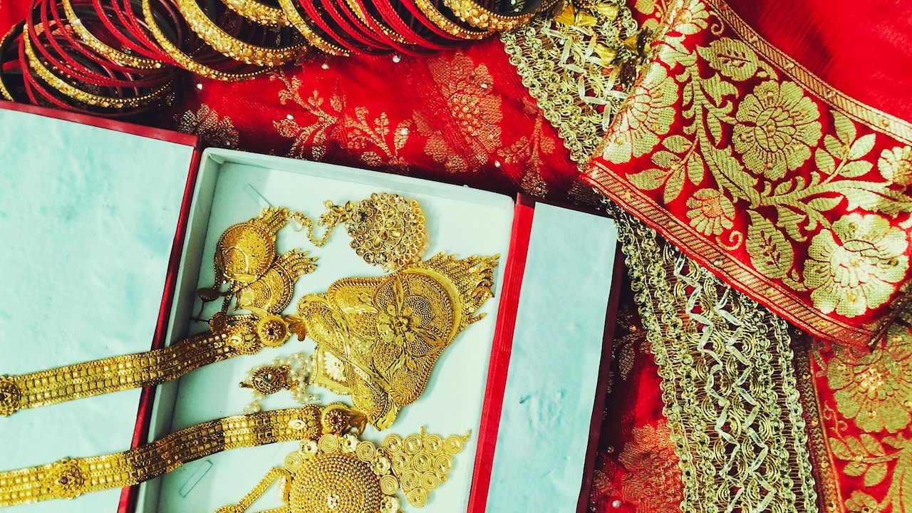 Shine bright with elegant gold jewellery picks from Amazon Wardrobe Refresh Sale Shine bright with elegant gold jewellery picks from Amazon Wardrobe Refresh Sale