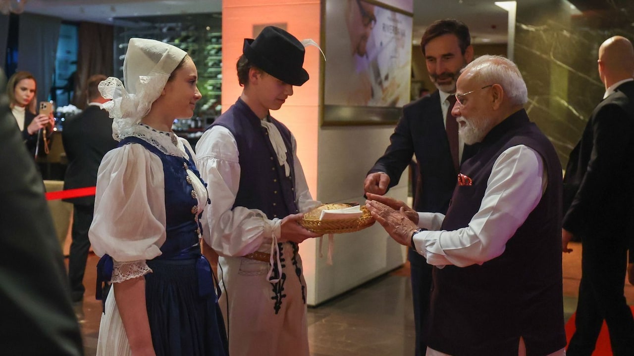 अलग अंदाज में सुनाया वंदे मातरम्, सामने परोसा ब्रेड और नमक... स्लोवाकिया में PM मोदी का यूं हुआ खास स्वागत