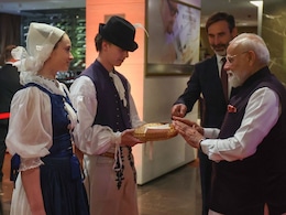 अलग अंदाज में सुनाया वंदे मातरम्, सामने परोसा ब्रेड और नमक... स्लोवाकिया में PM मोदी का यूं हुआ खास स्वागत