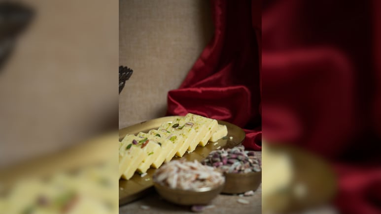 Milk Powder Barfi Recipe: 5 मिनट में बनाएं मिल्क पाउडर बर्फी, मेहमानों को भी नहीं चलेगा पता कि घर पर बनी है