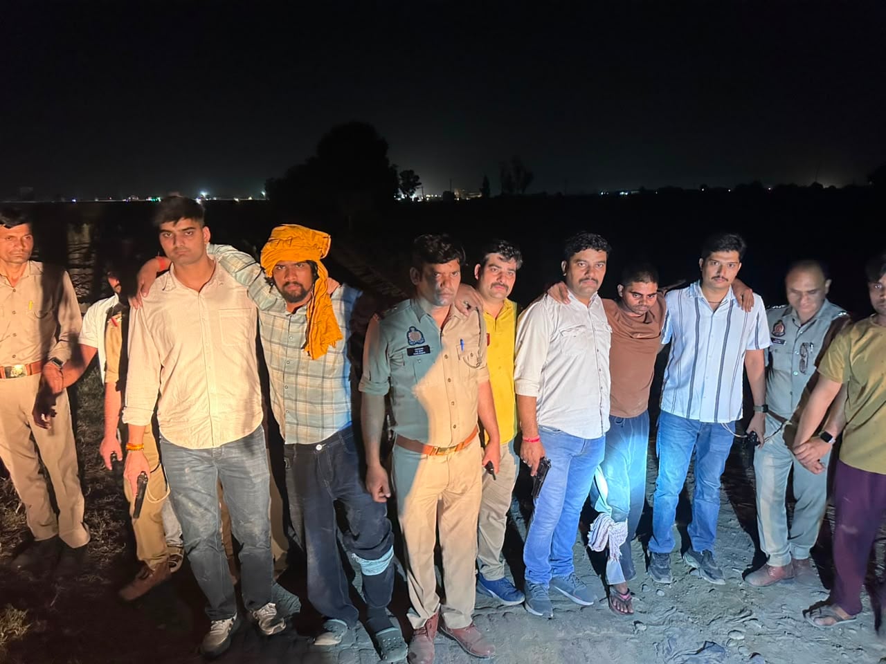 पुलिस की गिरफ्त में बदमाश