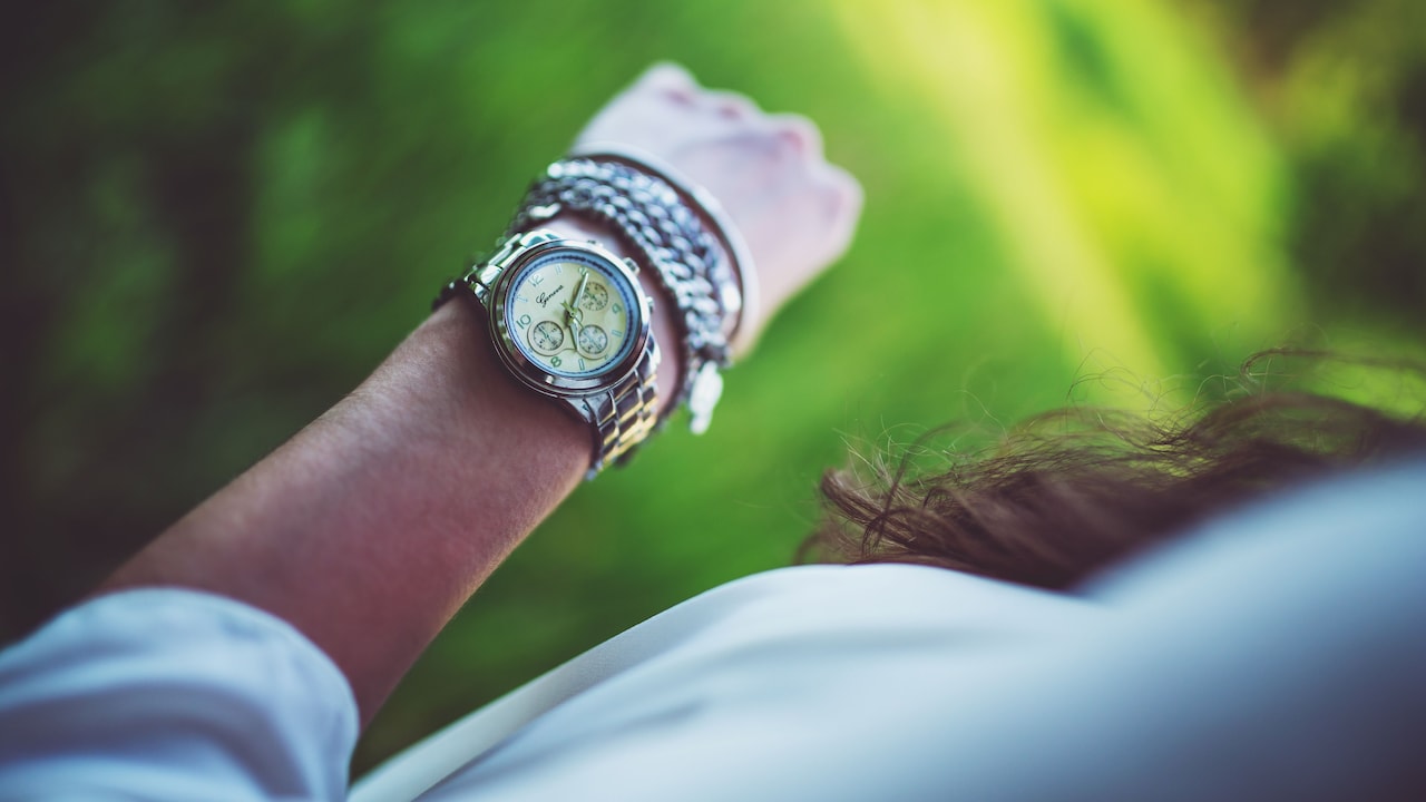 Why Your Watch Strap Smells In Summer: Cleaning And Material Fixes Why Your Watch Strap Smells In Summer: Cleaning And Material Fixes