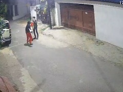 रात @12.36 बजे: रांची में RSS कार्यालय पर पेट्रोल बम से हमला, CCTV में द‍िखे संद‍िग्‍ध