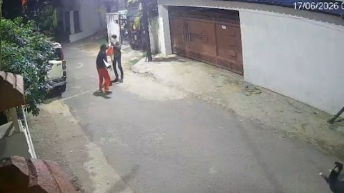 रात @12.36 बजे: रांची में RSS कार्यालय पर पेट्रोल बम से हमला, CCTV में द&zwj;िखे संद&zwj;िग्&zwj;ध