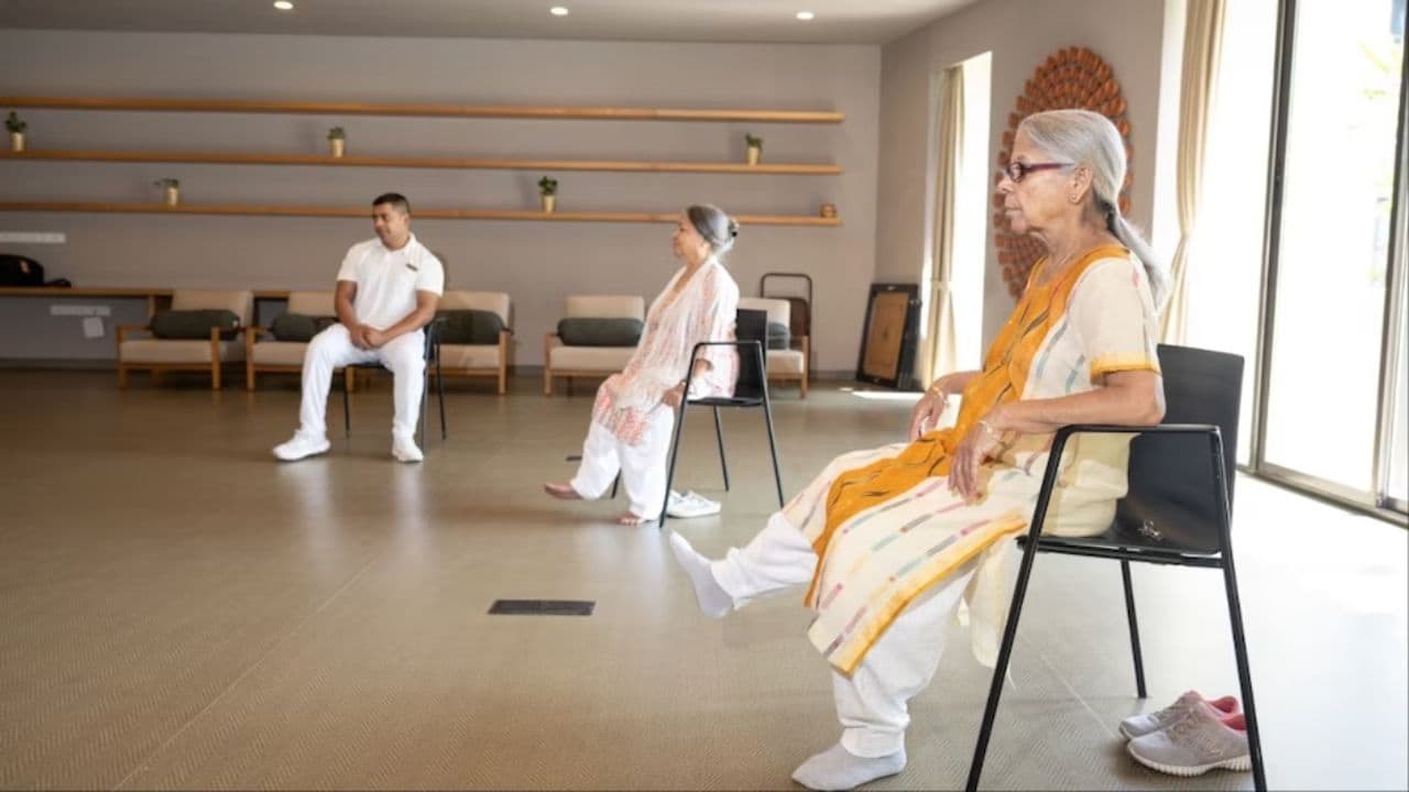 बुजुर्ग होते माता-पिता और बढ़ता मेडिकल खर्च, जानिए परिवार के लिए कितना हेल्थ कवर जरूरी