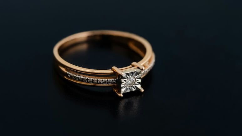 Amazon Sale: सोने और हीरे की इन खूबसूरत Gold Rings पर मिल रही है ₹2,000 तक की छूट, मौका निकला तो होगा पछतावा