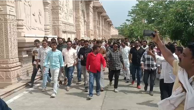विश्व हिंदू परिषद और बजरंग दल के कार्यकर्ताओं ने मंगलवार 23 जून को किया प्रदर्शन. विश्व हिंदू परिषद और बजरंग दल के कार्यकर्ताओं ने मंगलवार 23 जून को किया प्रदर्शन.