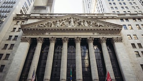 S&P 500, Nasdaq Plunge Up To 1% On Tech Selloff; Micron Erases AI Gains