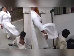 अस्पताल में मह&zwj;िला कर्मी ने मानसिक बीमार व्यक्ति को 39 सेकेंड में 10 बार मारी लात, VIDEO वायरल