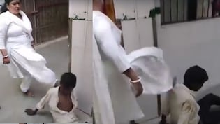 अस्पताल में मह&zwj;िला कर्मी ने मानसिक बीमार व्यक्ति को 39 सेकेंड में 10 बार मारी लात, VIDEO वायरल