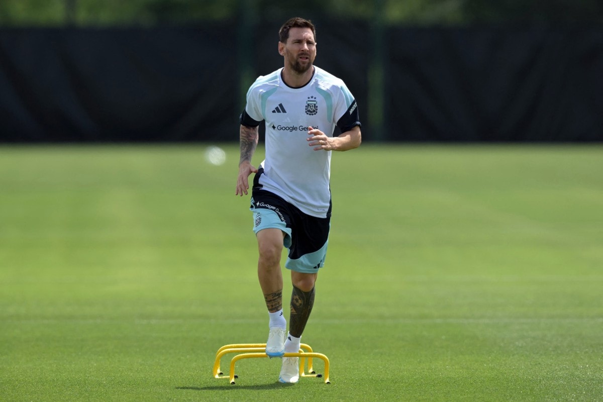 Messi Trains Ahead of Argentina’s World Cup Opener Against Algeria