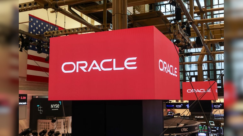 Oracle Falls After Data Center Costs Overshadow AI Growth