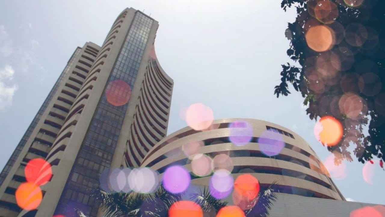 Share Market में हरियाली: सेंसेक्‍स 500 अंक उछला, निफ्टी 23,200 के पार, कच्‍चा तेल‍ गिरा, जानिए रुपया कितना चढ़ा
