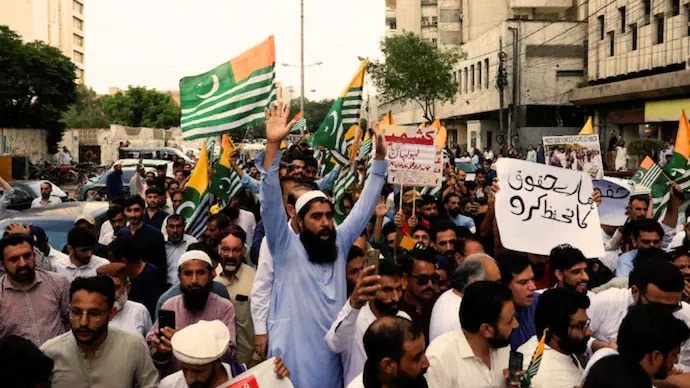 पाकिस्तान में प्रदर्शनकारियों के खिलाफ हो रही कार्रवाई के खिलाफ विदेशों में भी प्रदर्शन हो रहे हैं. पाकिस्तान में प्रदर्शनकारियों के खिलाफ हो रही कार्रवाई के खिलाफ विदेशों में भी प्रदर्शन हो रहे हैं.