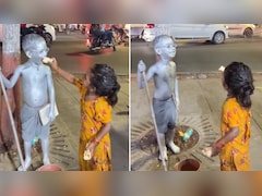 वो गांधी बनकर खड़ा रहा... बच्ची ने उसमें देख लिया इंसान, Viral Video ने छू लिए लोगों के दिल