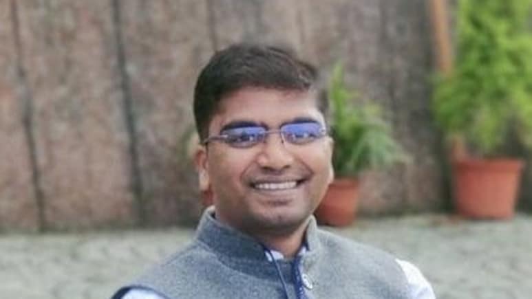 लैंप के नीचे पढ़कर बन गए IAS ऑफिसर, इसे कहते हैं रियल सक्&zwj;सेस स्&zwj;टोरी