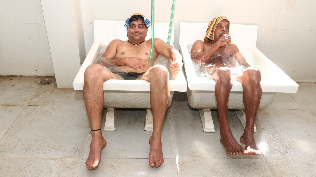 साधकों को दी जाती है जल चिकित्सा.
