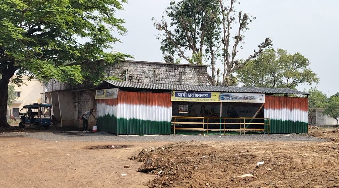 Mauganj Bus Stand Dispute: बदहाल यात्री प्रतीक्षालय