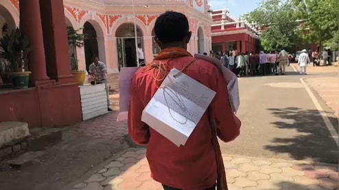 3 साल तक नहीं हुई सुनवाई; शिकायतों की माला पहन जनसुनवाई में पहुंचा ग्रामीण, उठाया भ्रष्टाचार का मुद्दा