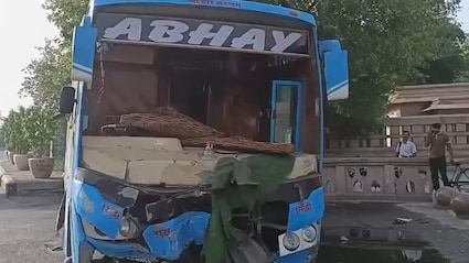 नोएडा में महामाया फ्लाईओवर के पास हादसा, फर्रुखाबाद से दिल्ली जा रही बस पलटी