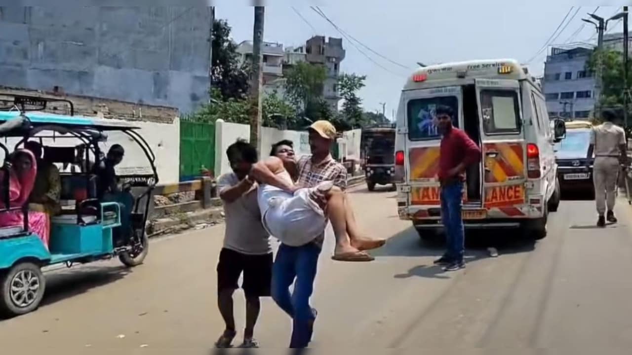 ब‍िहार: एंबुलेंस से उतारकर मरीज को गोद में ले गए पर‍िजन, जाम में मरीज की हालत बिगड़ी