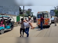 ब‍िहार: एंबुलेंस से उतारकर मरीज को गोद में ले गए पर‍िजन, जाम में मरीज की हालत बिगड़ी