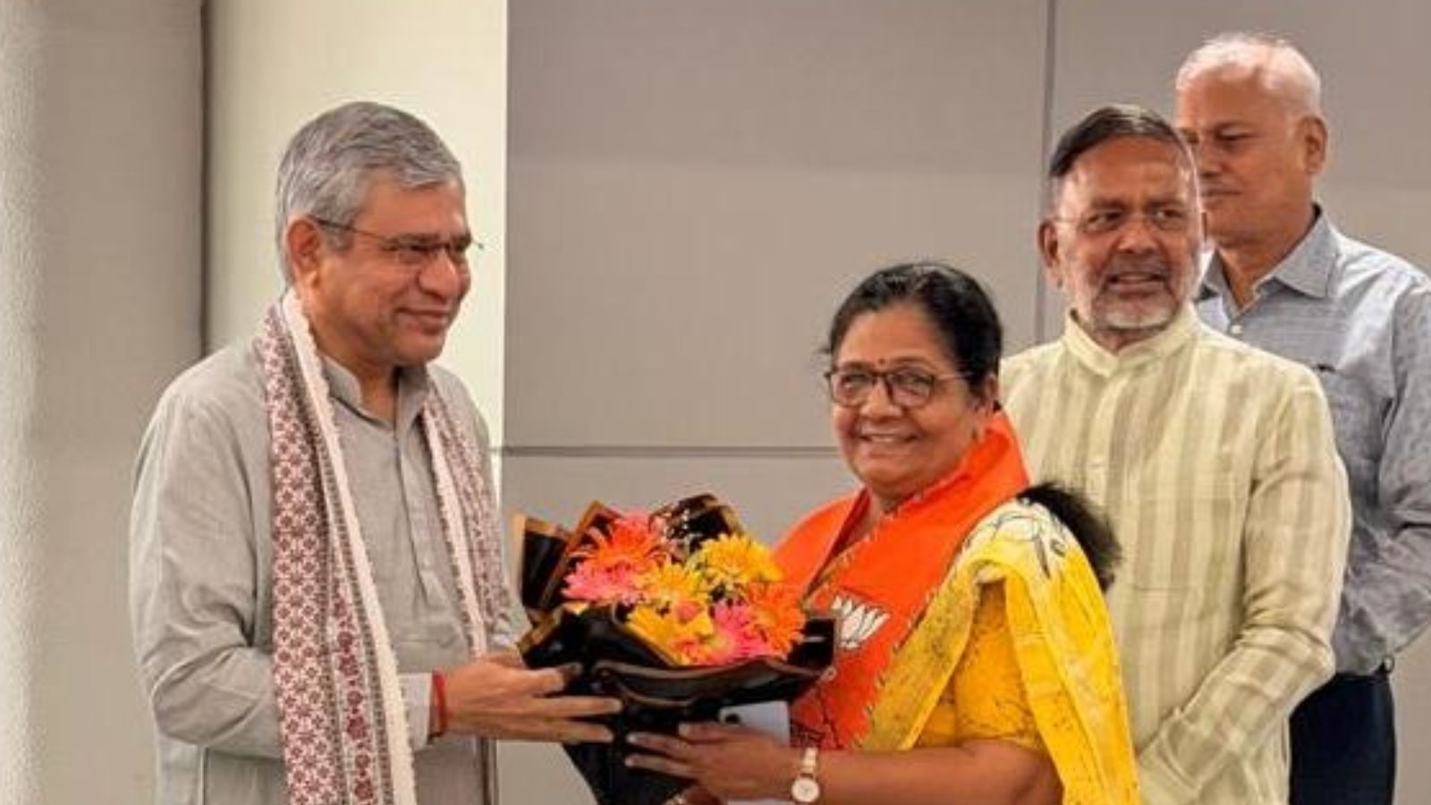 अश्विनी वैष्णव को घेवर खिला कर अजमेर-दरभंगा वीकली ट्रेन को सांसद ने करवा लिया रोजाना