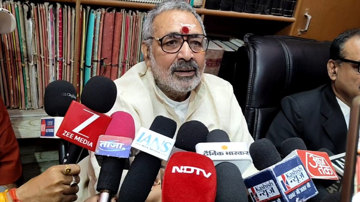 बेगूसराय में पत्रकारों के सवालों के जवाब देते केंद्रीय मंत्री गिरिराज सिंह