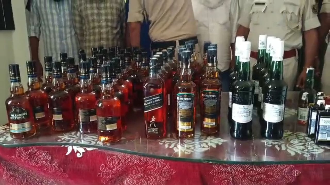 बेतिया: सप्तक्रांति में विदेशी शराब तस्करी का भंडाफोड़, पैंट्री स्टाफ धराया; 60 बोतलें जब्त