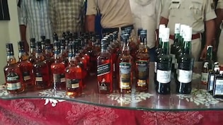 बेतिया: सप्तक्रांति में विदेशी शराब तस्करी का भंडाफोड़, पैंट्री स्टाफ धराया; 60 बोतलें जब्त