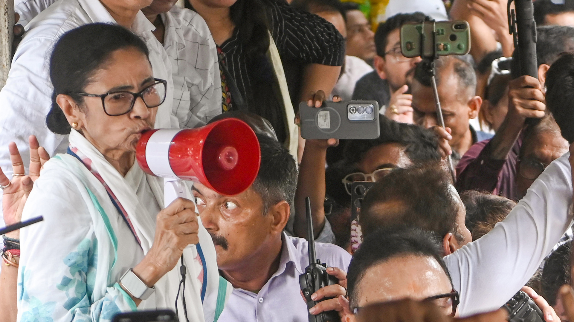 TMC Rebellion Deepens: Mamata Banerjee's Crucial Meeting Amid MP Defection Buzz